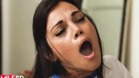 El entrenador personal de esta madura casada alucina con su culazo