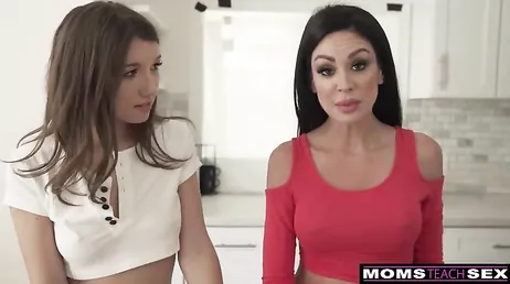 Bueno hija, quien se la empieza chupando a tu novio, tú o yo ..?