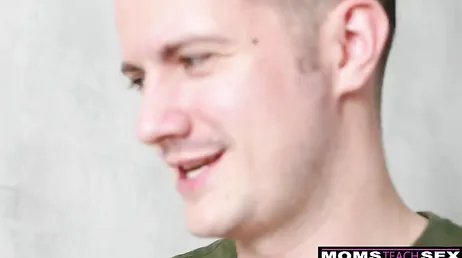 Mi cuñada no puede andar por casa con esas braguitas tan sexys joder ...