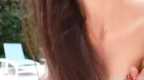 El negro le está haciendo ver las estrellas a esta preciosa joven italiana