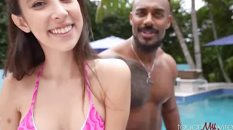 El negro le está haciendo ver las estrellas a esta preciosa joven italiana