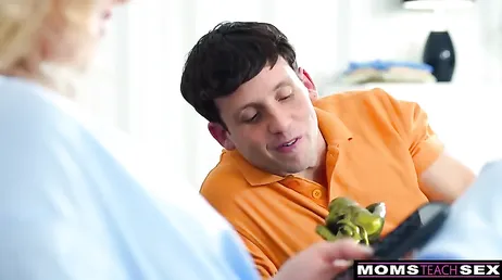 Da gusto despertar con mamá metida en mi habitación todas las mañanas