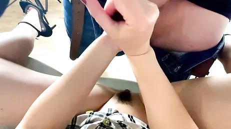 Le hace una paja rápida en la oficina a un compañero de trabajo