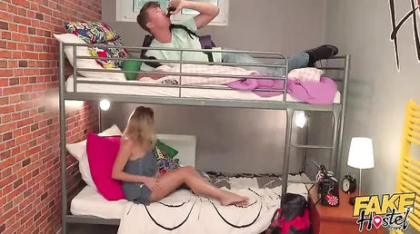 Mamá no puede andar medio desnuda por el hostal, está demasiado buena