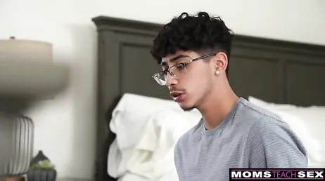 Mi hijastro no me deja recoger la casa, está todo el día con la polla dura