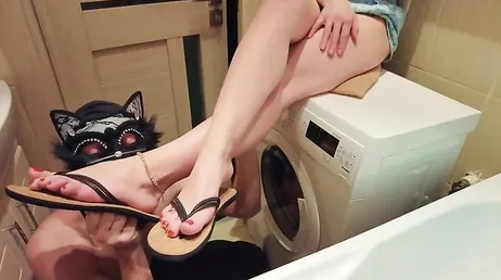 Su ama sabe que es un fetichista de pies y le da lo que mas desea ... !!