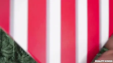 Dos buenas amigas celebran juntas la navidad follando y comiéndose los coños