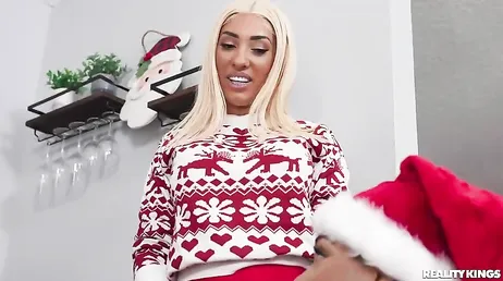 Dos buenas amigas celebran juntas la navidad follando y comiéndose los coños