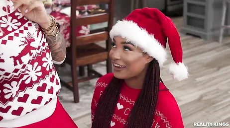 Dos buenas amigas celebran juntas la navidad follando y comiéndose los coños