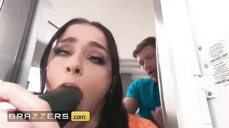 Mientras mi novio juega a la consola su amigo me la clava en la cocina