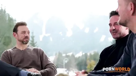 Menuda orgía porno se han montado estas amigas con esos franceses ...