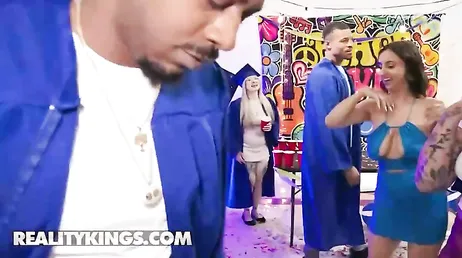 Studentesse ubriache danno il benvenuto al nuovo anno con un'orgia sessuale XXX