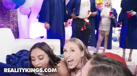 Studentesse ubriache danno il benvenuto al nuovo anno con un'orgia sessuale XXX