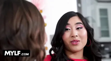 Las señoras han bebido un poco y se lo van a pasar en grande con el joven