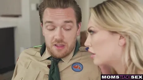 Hermanita, me deja que se la chupe un poco a tú novio? estoy muy salida hoy ...