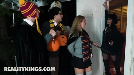 La fiesta acaba con mi mejor amiga comiéndo el coño que tanto le gusta