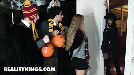 La fiesta acaba con mi mejor amiga comiéndo el coño que tanto le gusta