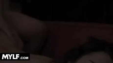 Pero qué coño hace la vecina en el capó de mi coche masturbándose ..?