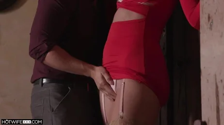 No sabes follarme más fuerte? hasta tú padre seguro que podría hacérmelo ...