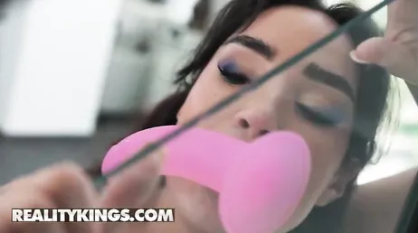 Esta mami española ha empezado el año 2026 follando solo con jovencitos