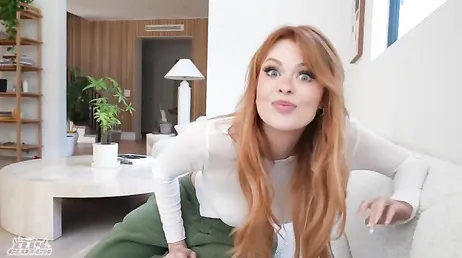 Eu tiro o pijama dela e ela não está usando calcinha, caralho, a ruiva quer pau.