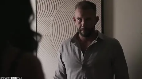 Ele acabou de ejacular dentro de mim e continua penetrando, é uma penetração brutal, de vai e vem.