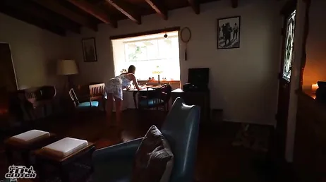 El cabrón de mi cuñado me la está metiendo por detrás y me encanta