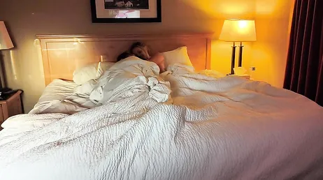 La sexy Tiffany Leiddi disfrutando de una follada con un amigo en un hotel