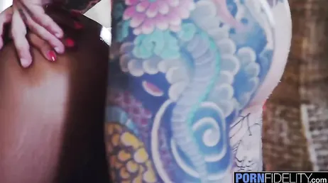 A la brasileña Tina Fire le vuelven loca las pollas grandes blancas ... !!