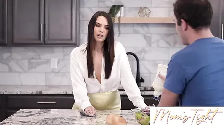 Acabo abriendo las piernas para que el amigo de mi hijo me la meta