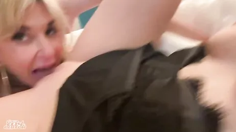 Mi amiga y yo después de cenar nos vamos a casa para comernos los coños