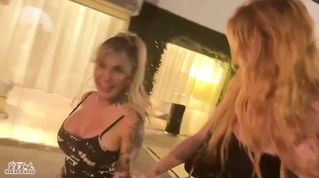 Mi amiga y yo después de cenar nos vamos a casa para comernos los coños