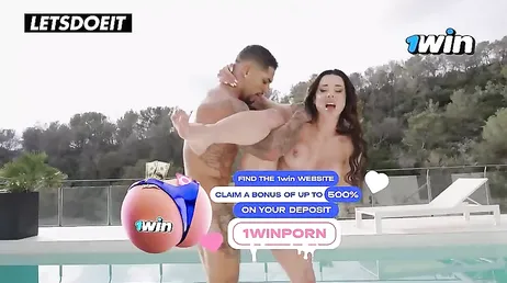 Tremendo como ofrece el culo la MILF brasileña Luiza Marcato