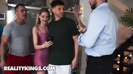 Durante una reunión con amigos no me canso de mamar pollas grandes