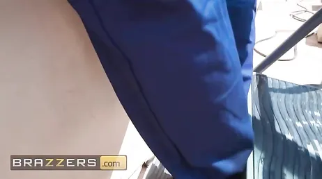 Mientras se la chupa al marido un tío de la calle la come el coño