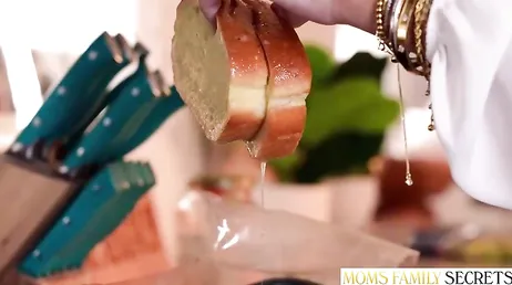 Il fidanzato di mia figlia non ha vergogna, mi ha succhiato il seno