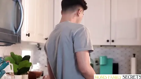 Il fidanzato di mia figlia non ha vergogna, mi ha succhiato il seno