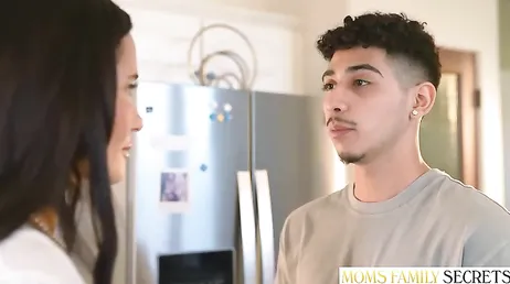 Il fidanzato di mia figlia non ha vergogna, mi ha succhiato il seno