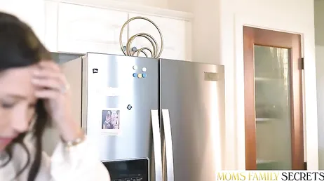 Il fidanzato di mia figlia non ha vergogna, mi ha succhiato il seno