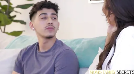 Il fidanzato di mia figlia non ha vergogna, mi ha succhiato il seno