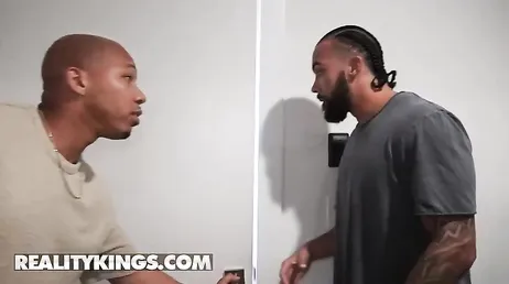 Kira Noir und Kayley Gunner werden den dunkelhaarigen Kerl ganz schön im Stich lassen, was für zwei Füchsinnen!