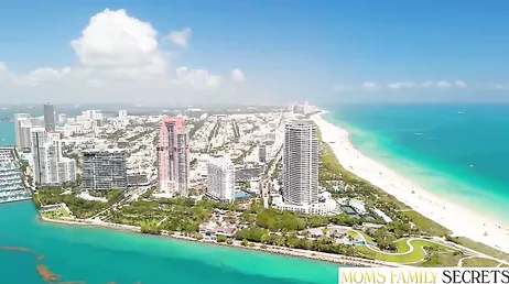 Mamá está siempre por casa muy escotada y con las tetazas que tiene ...