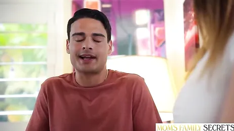 Mamá está siempre por casa muy escotada y con las tetazas que tiene ...