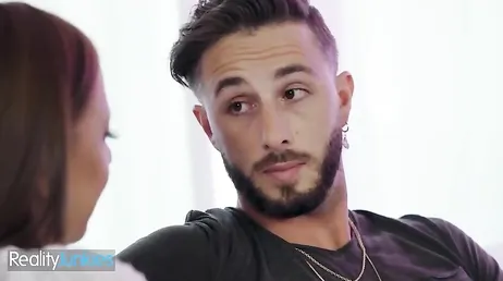 Esta mamá es muy impulsiva, quiere cabalgar esa enorme polla del jovencito