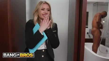 Grabo al marido de mi hermana desnudo en la ducha sin que se de cuenta