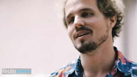 Mi primo es muy pesado, está todo el día pensando en mis ricas tetitas ...