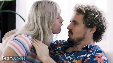 Mi primo es muy pesado, está todo el día pensando en mis ricas tetitas ...