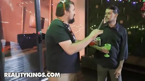 La mamma esce per fare festa e finisce con le gambe divaricate e ha un enorme orgasmo