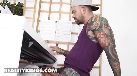 Con que descaro la colombiana le mira al entrepierna a ese pobre muchacho ..