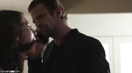 Atada y con los ojos vendados para ser penetrada por ese desconocido